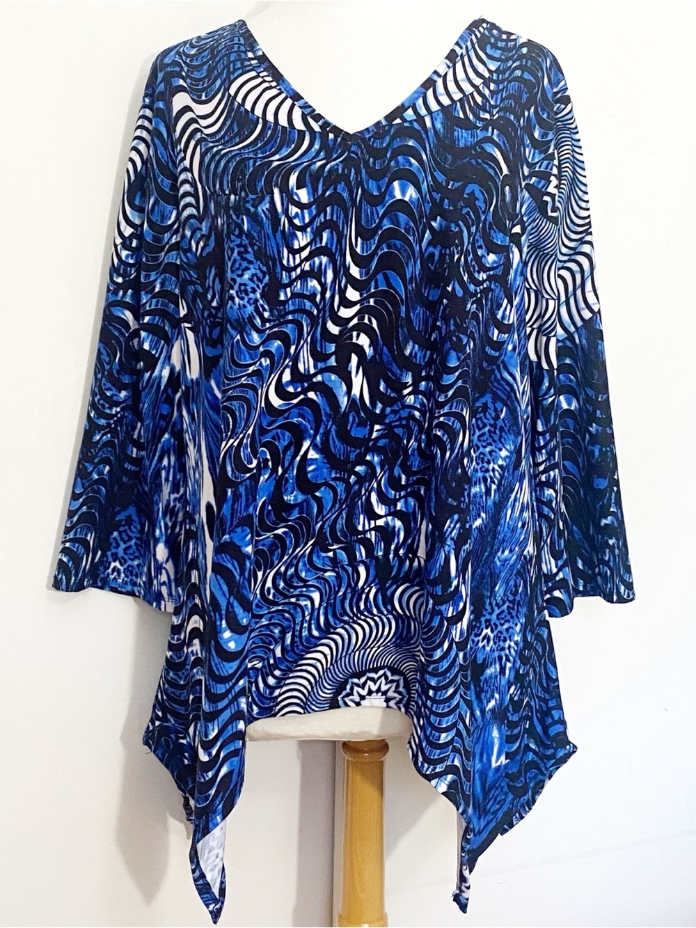 KAKTUS Women’s Blue V-Neck Printed Art to Wear Handkerchief Hem Knit Top 2X